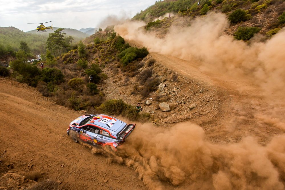 Thierry Neuville und Nicolas Gilsoul am ersten Tag der Rallye Türkei (Bild: Fabien Dufour/Hyundai Motorsport)