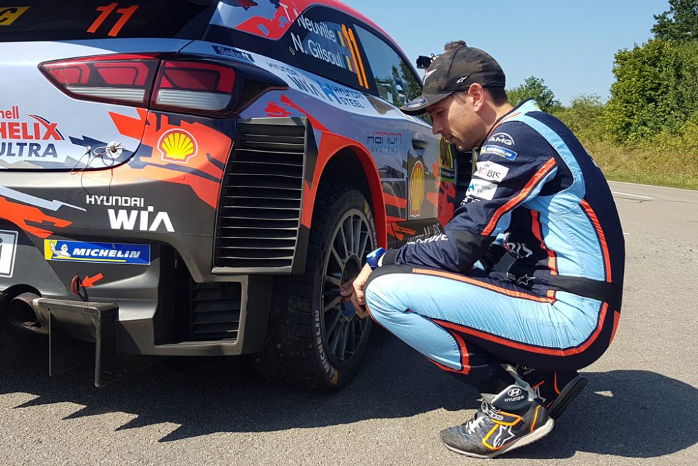 Zwischen zwei Wertungsprüfungen der Rallye Deutschland: Rallye-Beifahrer Nicolas Gilsoul prüft den Reifendruck (Bild: Katrin Margraff/BRF)