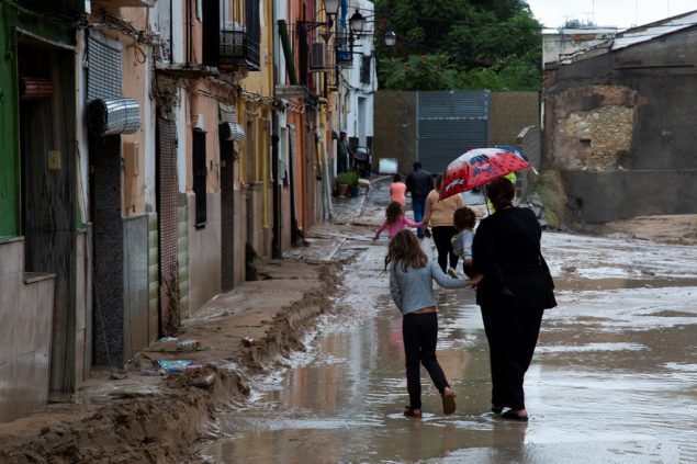 Unwetter an der spanischen Mittelmeerküste: Überrflutete Straße in Ontinyent (Valencia) (Bild: Jose Jordan/AFP)
