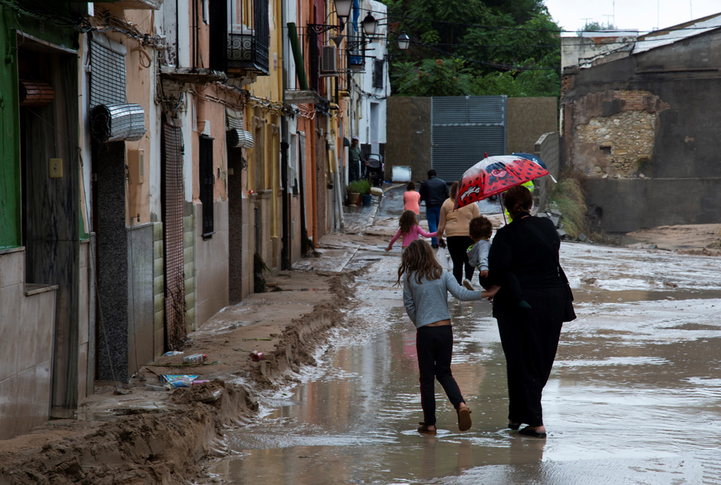 Unwetter an der spanischen Mittelmeerküste: Überrflutete Straße in Ontinyent (Valencia) (Bild: Jose Jordan/AFP)
