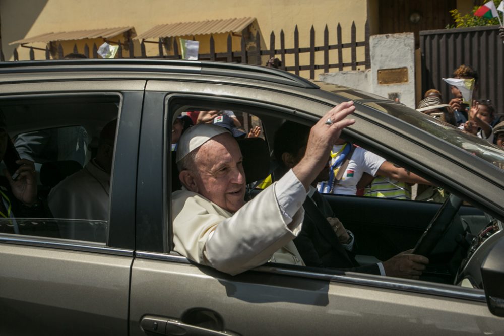 Papst Franziskus winkt Gläubigern in Antananarivo, Madagascar, zu (Bild: Rijasolo/AFP)