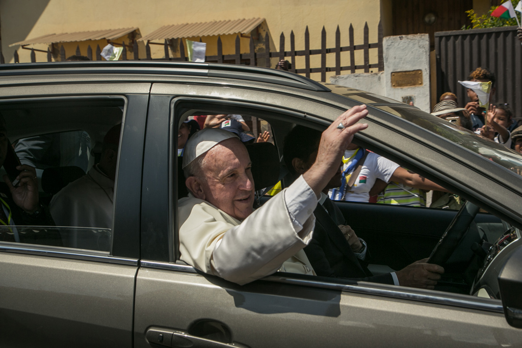 Papst Franziskus winkt Gläubigern in Antananarivo, Madagascar, zu (Bild: Rijasolo/AFP)