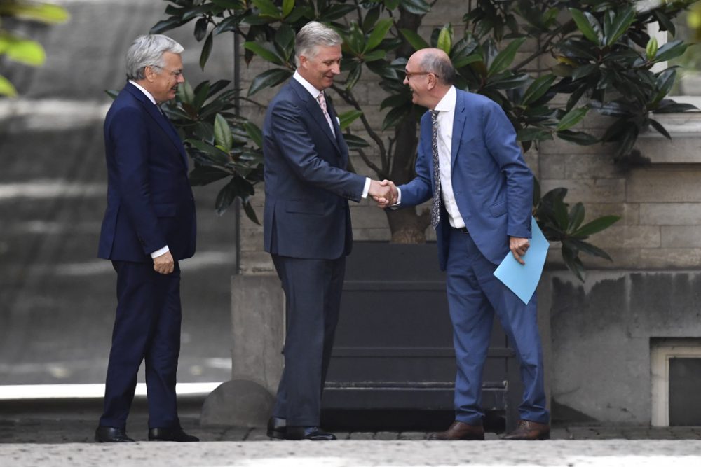 König Philippe mit Didier Reynders (l.) und Johan Vande Lanotte (r.) - Bild: Nicolas Maeterlinck/Belga