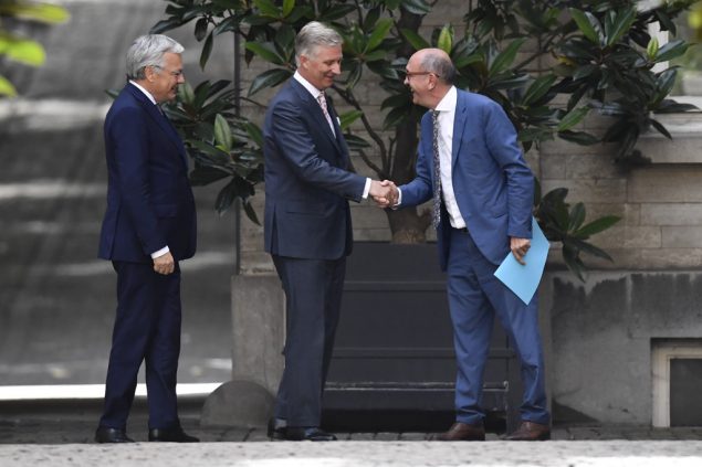 König Philippe mit Didier Reynders (l.) und Johan Vande Lanotte (r.) - Bild: Nicolas Maeterlinck/Belga