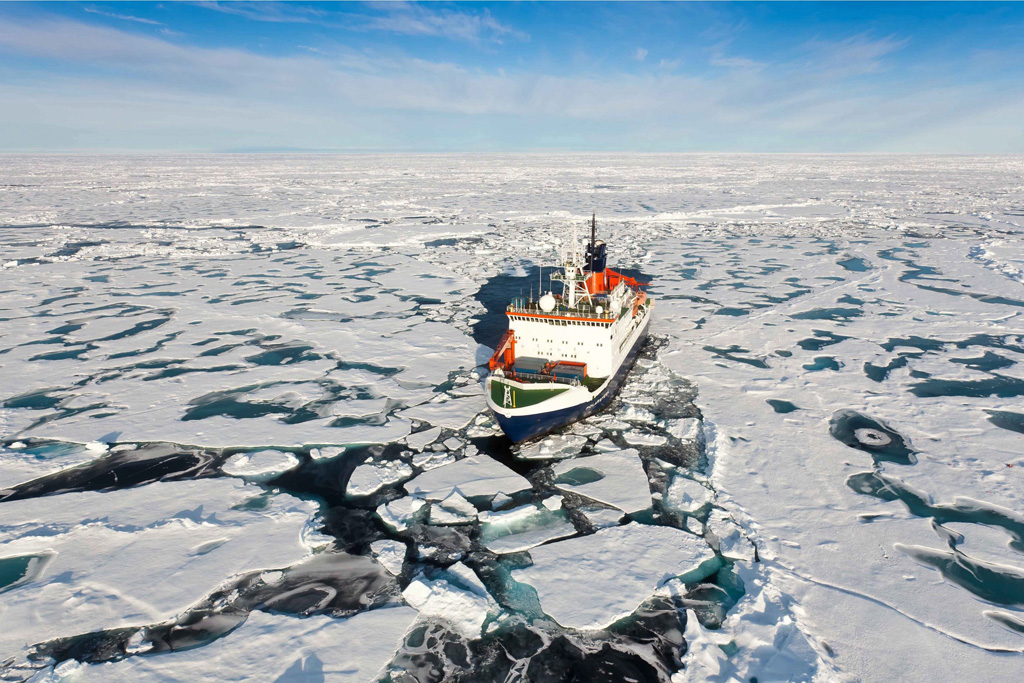 Das Forschungsschiff "Polarstern" bei einer Expedition im August 2011 (Bild: Mario Hoppmann/EPA)