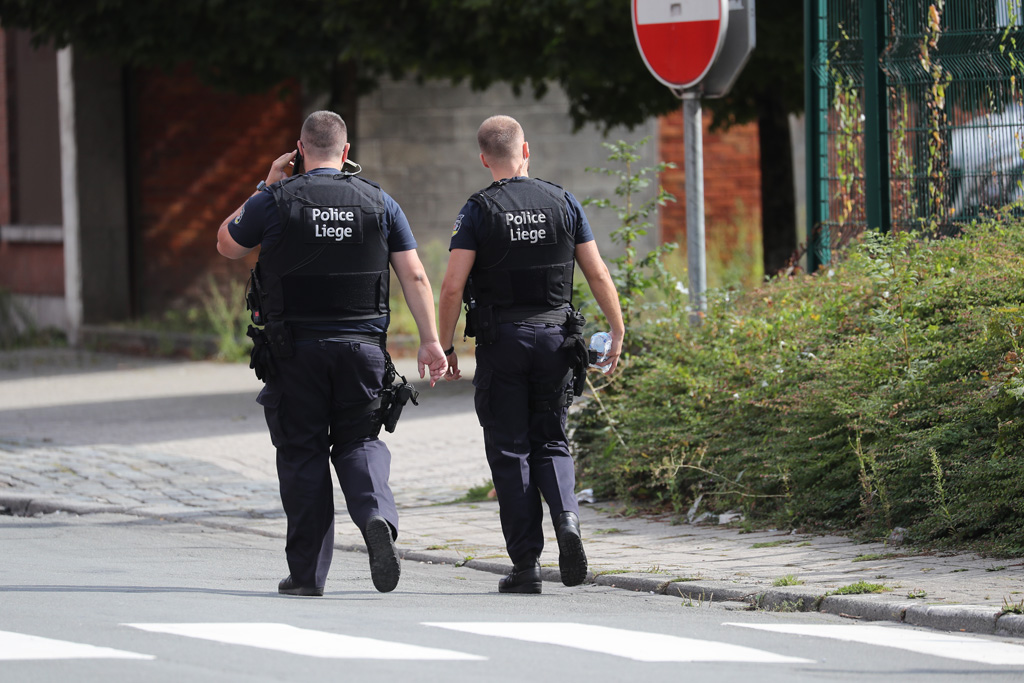 Nach Schießerei in Lüttich: Polizisten in der Nähe des Tatorts (Bild: Bruno Fahy/Belga)
