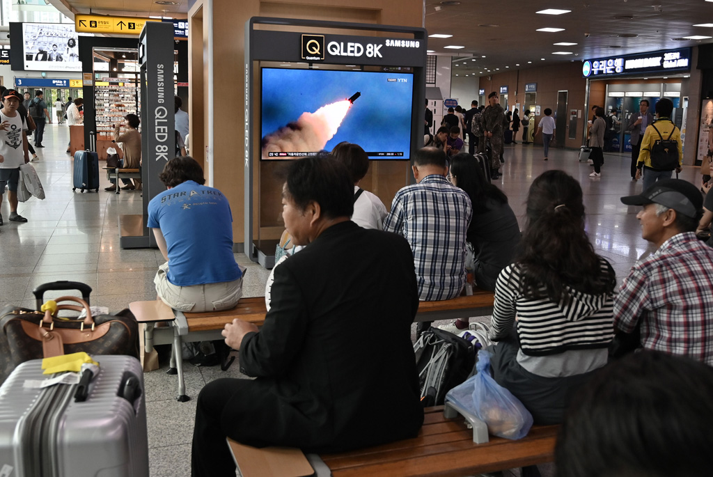 In einer U-Bahn-Station in Seoul läuft ein Bericht über einen neuen nordkoreanischen Raketentest (Bild: Jung Yeon Je/AFP)