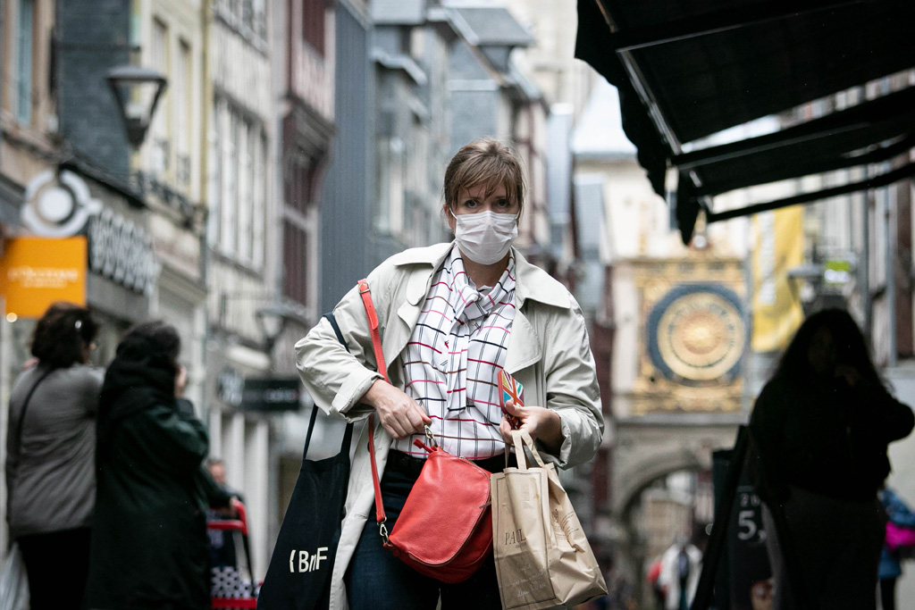 Mit Atemschutz durch die Straßen von Rouen (Bild: Lou Benoist/AFP)