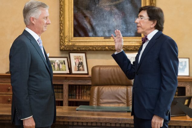 Elio Di Rupo bei der Eidesleistung vor König Philippe