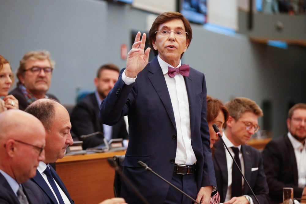 Elio Di Rupo legt den Eid im wallonischen Parlament ab (Bild: Bruno Fahy/Belga)