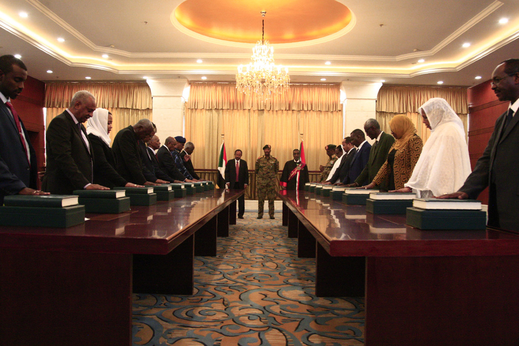Das neue Kabinett im Sudan (Bild: Ebrahim Hamid/AFP)