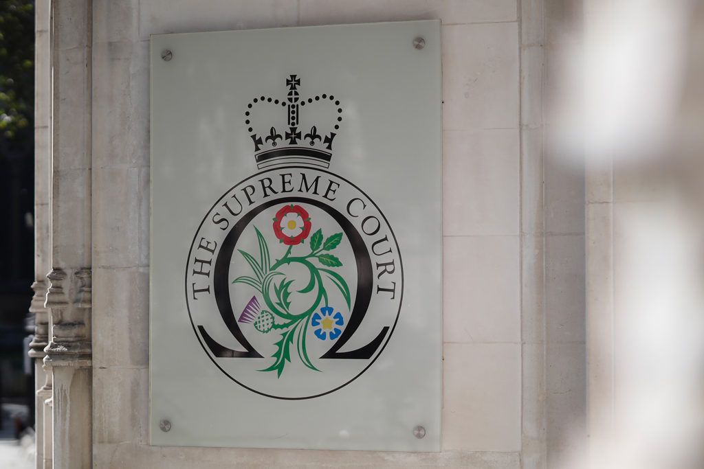Logo des britischen Supreme Court in London (Bild: Tolga Akmen/AFP)
