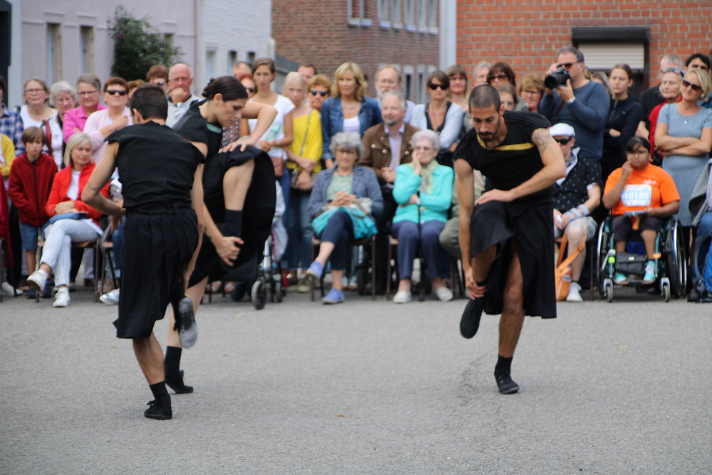 Tanzende Stadt in Eupen: die Companhia de Dança de Almada aus Portugal (Bild: Michaela Brück/BRF)