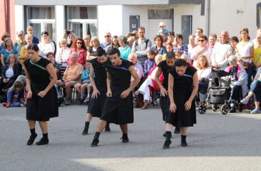 Tanzende Stadt in Eupen: die Companhia de Dança de Almada aus Portugal (Bild: Michaela Brück/BRF)