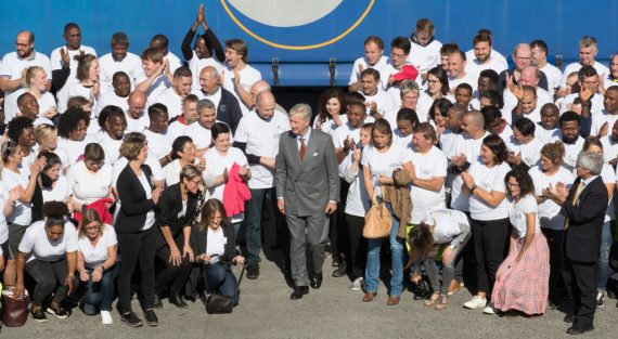 König Philippe mit den Mitarbeitern von Terre in Herstal (Bild: Benoit Doppagne/Belga)