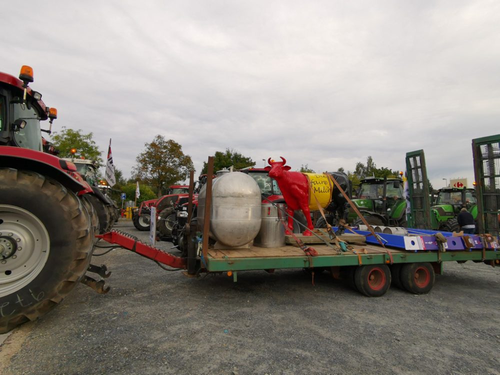 Landwirte haben sich mit ihren Traktoren in St. Vith versammelt, um nach Ciney zu fahren (Bild: Raffaela Schaus/BRF)