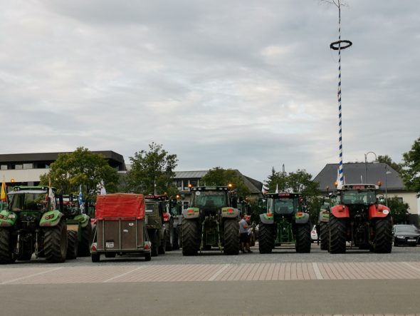 Landwirte haben sich mit ihren Traktoren in St. Vith versammelt, um nach Ciney zu fahren (Bild: Raffaela Schaus/BRF)