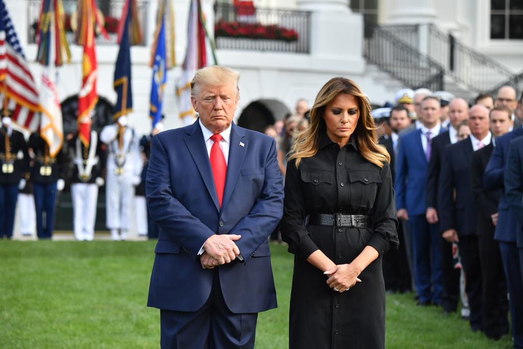 US-Präsident Donald Trump und First Lady Melania Trump gedenken der Opfer von 9/11 (Bild: Nicholas Kamm/AFP)