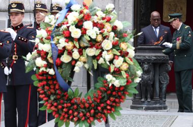 Am Denkmal des unbekannten Soldaten legte Tshisekedi einen Kranz nieder (Bild: Benoit Doppagne/Belga)