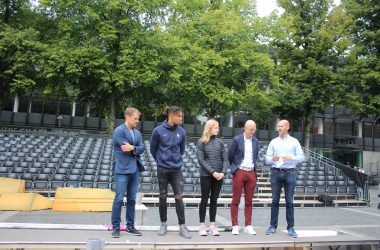 V.l.n.r. Michael Leers (Alemannia Aachen), Bo Kanda Lita Baehre (U23 Europameister), Laura Giese (5. Platz Deutsche U18-Meisterschaft), Andreas Schneider (Geschäftsführer NetAachen) und Kai Meesters (Pressesprecher NetAachen-Domspringen) (Bild: Olga Duckwitz/BRF)