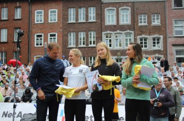 Siegerehrung der Frauen: (v.l.n.r.) Michael Leers (Alemannia Aachen), Siegerin Stefanie Dauber, Zweitplazierte Laura Giese und Drittplazierte Chloé Henry (Bild: Olga Duckwitz/BRF)