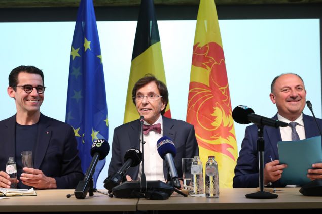 Jean-Marc Nollet (Ecolo), Elio Di Rupo (PS) und Willy Borsus (MR) stellen das Regierungsabkommen vor (Bild: Benoît Doppagne/Belga)