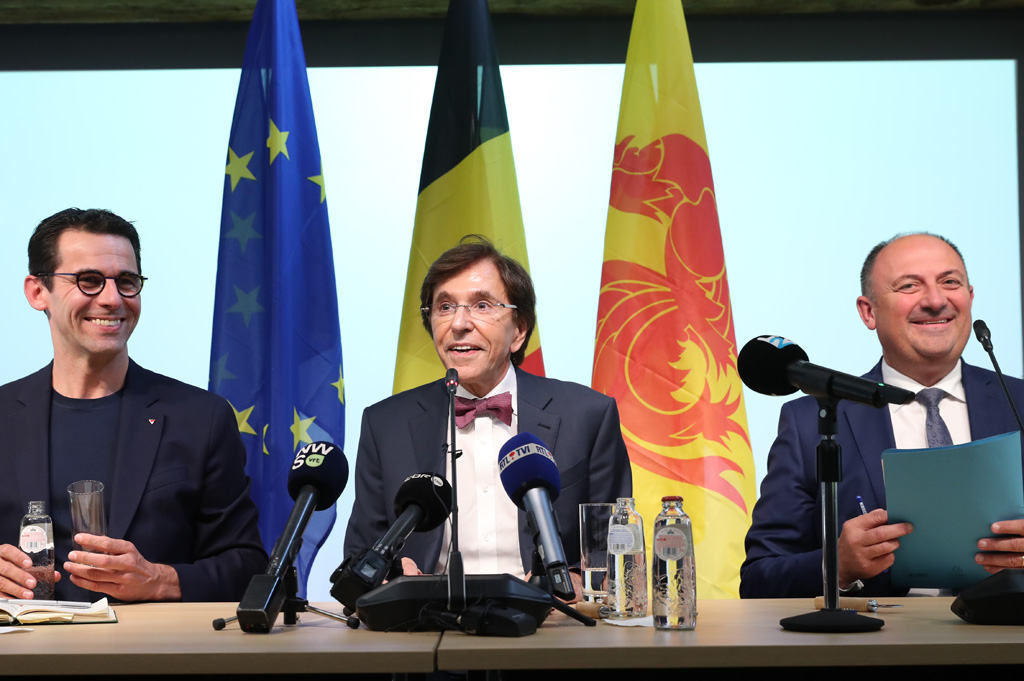 Jean-Marc Nollet (Ecolo), Elio Di Rupo (PS) und Willy Borsus (MR) stellen das Regierungsabkommen vor (Bild: Benoît Doppagne/Belga)