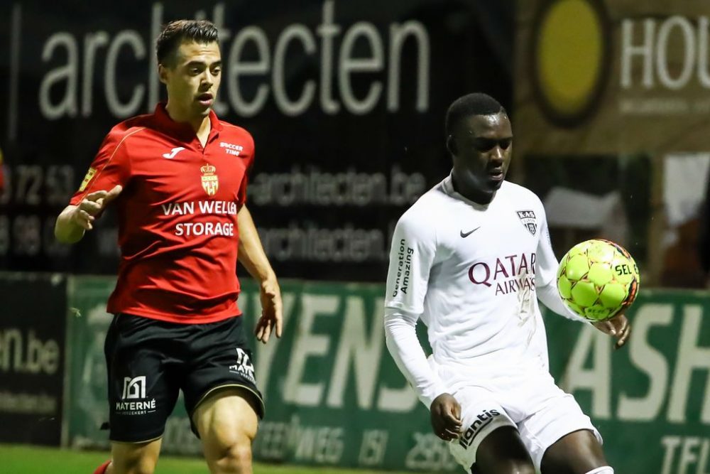 Cappellen's Jonas Van Kerckhoven and Eupen's Carlos Embalo fight for the ball during a soccer game between Cappellen FC (2Am) and KAS Eupen, Wednesday 25 September 2019 in Kapellen, in the 1/16th final of the 'Croky Cup' Belgian cup. BELGA PHOTO DAVID PINTENS