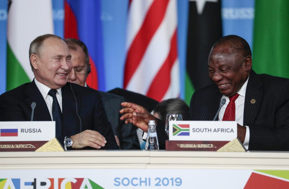 Russlands Präsident Wladimir Putin und der südafrikanische Präsident Cyril Ramaphosa beim ersten Russland-Afrika-Gipfel (Bild: Sergei Chirikov/Pool/AFP)