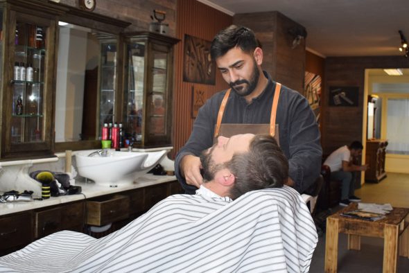 Aland, der kurdische Barbier in St. Vith (Raffaela Schaus/BRF)