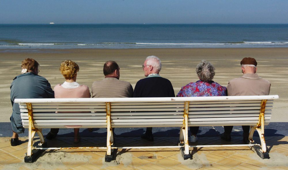 Ältere Menschen an der Küste