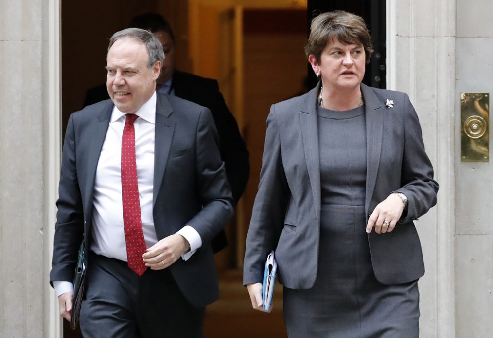 Arlene Foster, DUP-Vorsitzende, und der Abgeordnete Nigel Dodds (Bild: Tolga Akmen/AFP)