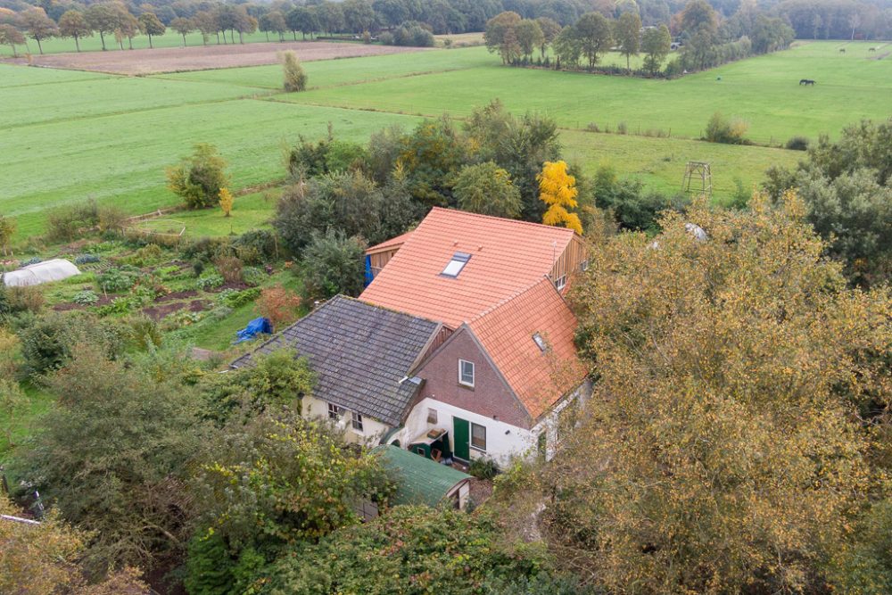 In diesem Bauernhof nahe des Dorfs Ruinerwold hat eine Familie jahrelang im Keller gehaust (Bild: Wilbert Bijzitter/AFP)