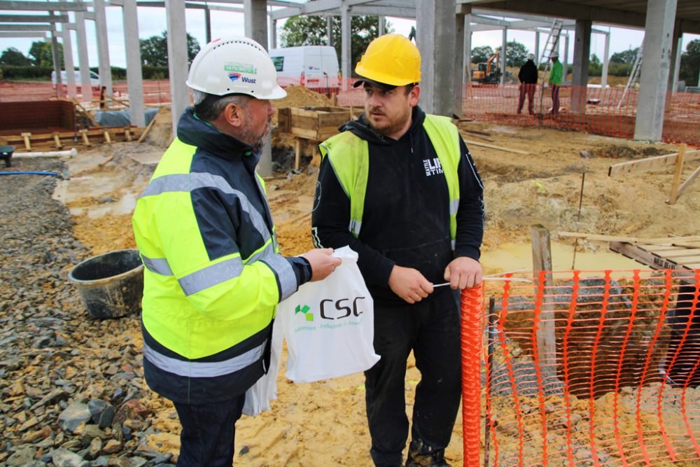 Guy Winandy spricht mit einem der Wust-Mitarbeiter (Bild: Chantal Scheuren/BRF)