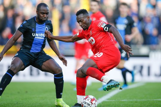 Eder Balanta von Club Brügge und Paul-Jose Mpoku Ebunge von Standard Lüttich (Bild: Bruno Fahy/Belga)