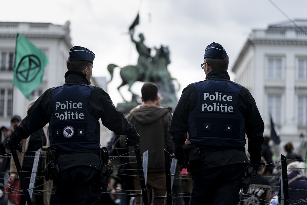 Brüsseler Polizisten am 12.10.2019 während der Demo von "Extinction Rebellion" (Bild: Kenzo Tribouillard/AFP)