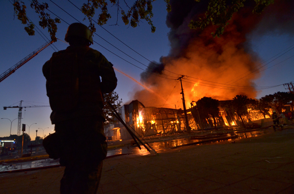 Brennender Supermarkt in Concepcion (Bild: Guillermo Salgado/AFP)