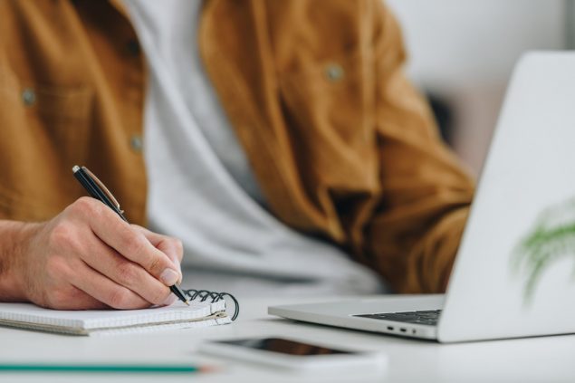 Mann arbeitet am Computer