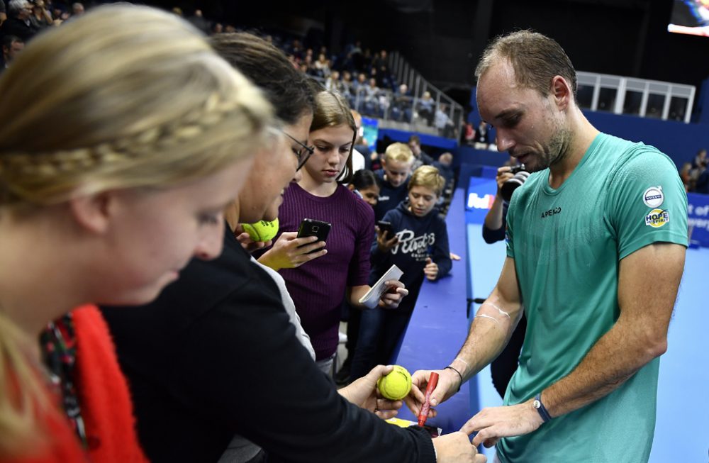 Steve Darcis verteilt Autogramme nach seinem Spiel gegen Gilles Simon in Antwerpen (Bild: Eric Lalmand/Belga)