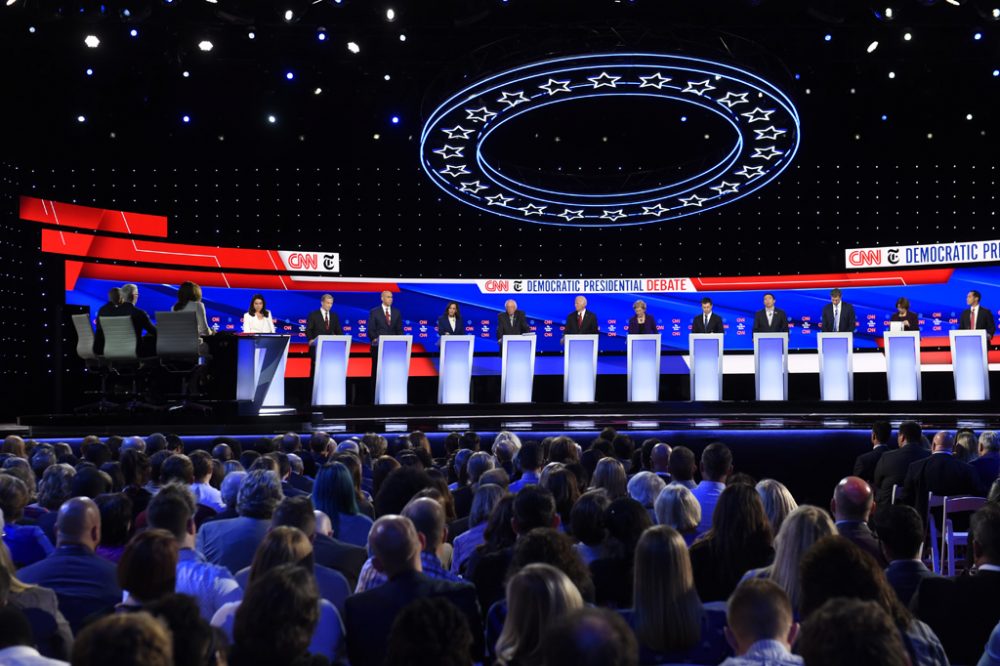 Die zwölf führenden demokratischen US-Präsidentschaftsbewerber: Tulsi Gabbard,Tom Steyer,Cory Booker,Kamala Harris, Bernie Sanders,Joseph R. Biden Jr., Elizabeth Warren, Pete Buttigieg, Andrew Yang, Beto O'Rourke, Amy Klobuchar und Julian Castro (Bild: Saul Loeb/AFP)