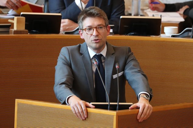 Minister Pierre-Yves Dermagne im wallonischen Parlament in Namur (Bild: Bruno Fahy/Belga)