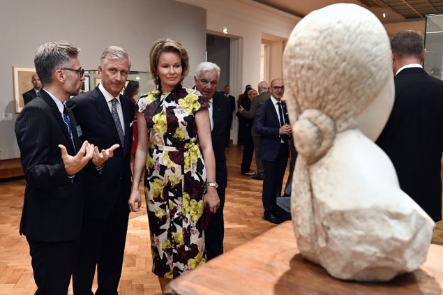 König Philippe, Königin Mathilde und der rumänische Präsident Klaus Iohannis (l.) bei der Eröffnung von Europalia Rumänien am 1.10.2019 im Palais des Beaux-Arts (Bild: Eric Lalmand/Belga)