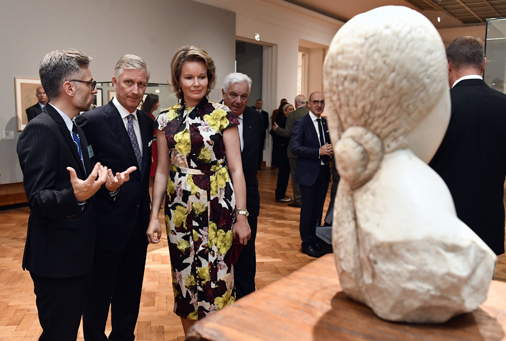König Philippe, Königin Mathilde und der rumänische Präsident Klaus Iohannis (l.) bei der Eröffnung von Europalia Rumänien am 1.10.2019 im Palais des Beaux-Arts (Bild: Eric Lalmand/Belga)