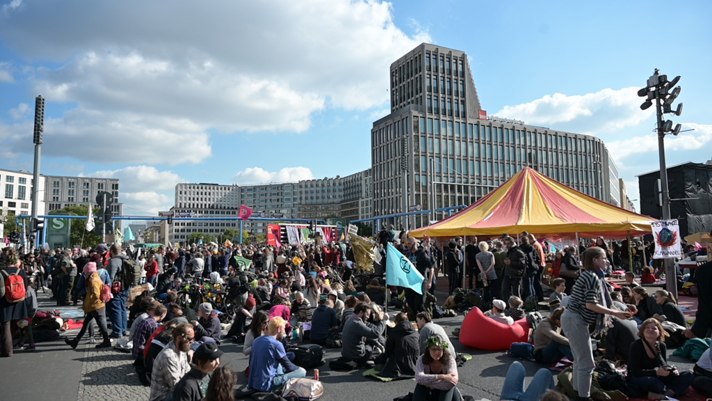 Aktivisten der Umweltgruppe "Extinction Rebellion" demonstrieren auf dem potsdamer Platz in Berlin (Bild: Tobias Schwarz/AFP)