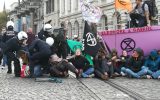 12. Oktober: Polizei löst Blockade der Organisation "Extinction Rebellion" auf (Bild: Antony Gevaert/Belga)