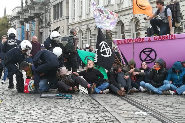 12. Oktober: Polizei löst Blockade der Organisation "Extinction Rebellion" auf (Bild: Antony Gevaert/Belga)