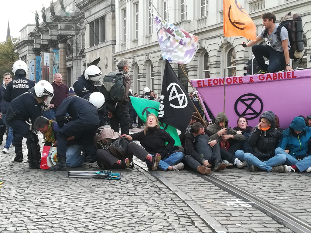 12. Oktober: Polizei löst Blockade der Organisation "Extinction Rebellion" auf (Bild: Antony Gevaert/Belga)