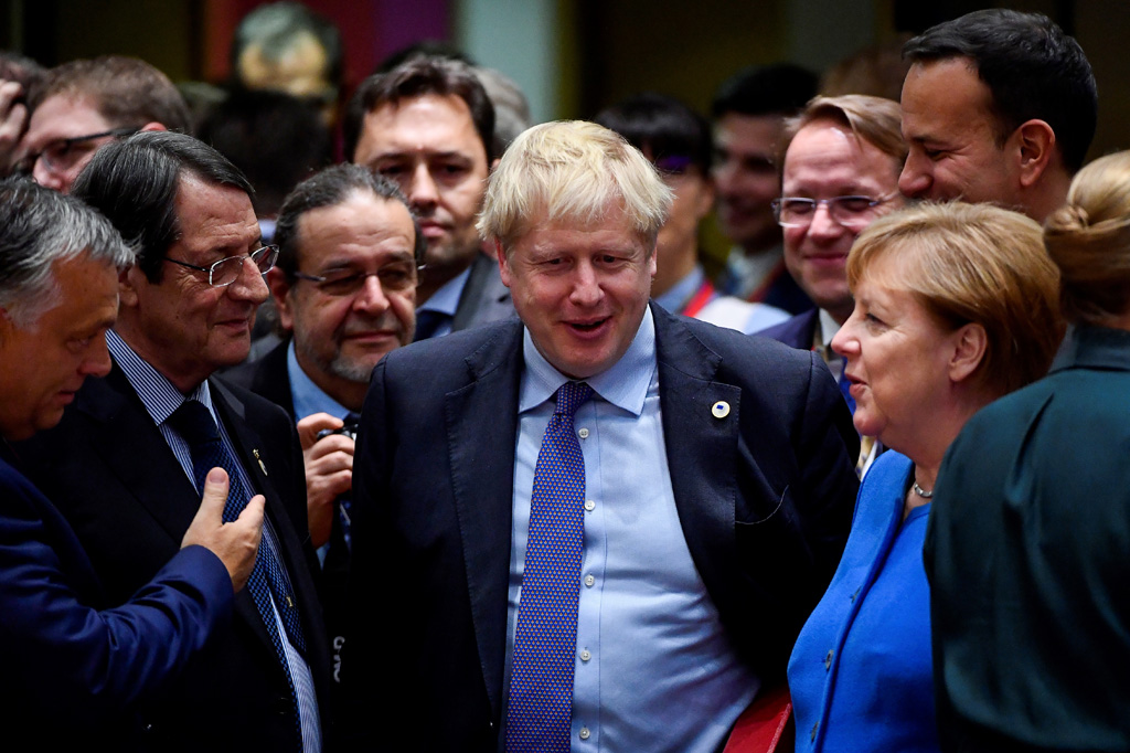 Viktor Orban, Nicos Anastasiades, Boris Johnson und Angela Merkel beim EU-Gipfel in Brüssel (Bild: John Thys/AFP)