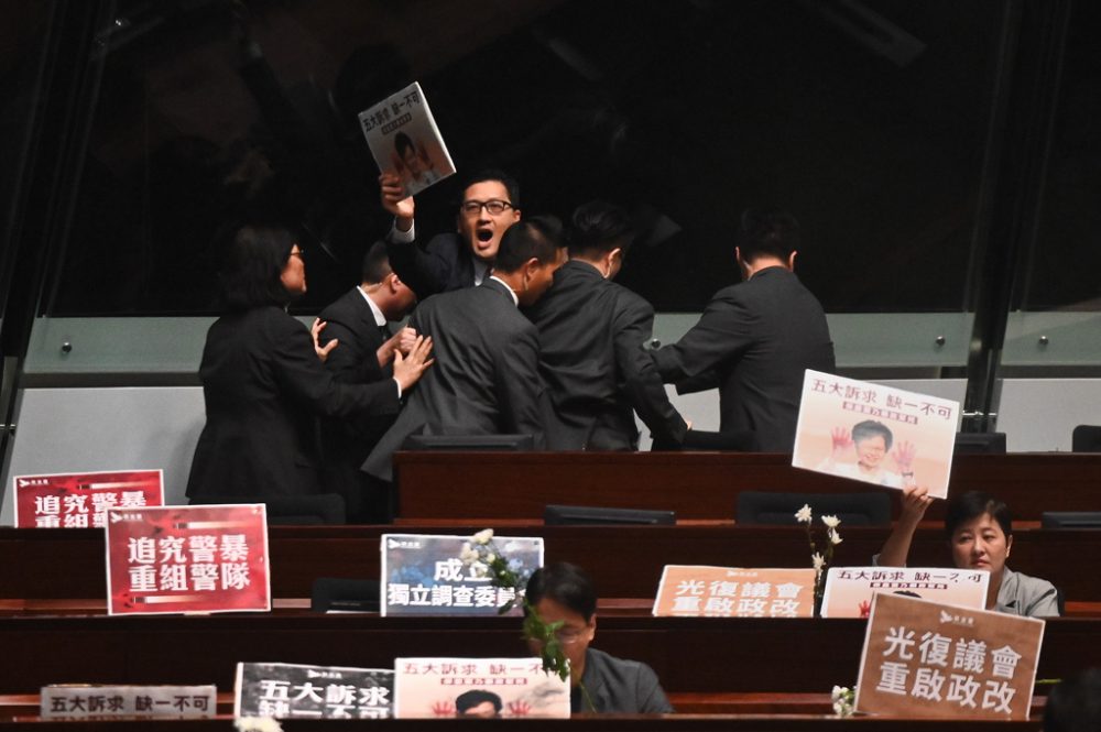 Chaos im Parlament von Hongkong (Bild: Philip Fong/AFP)