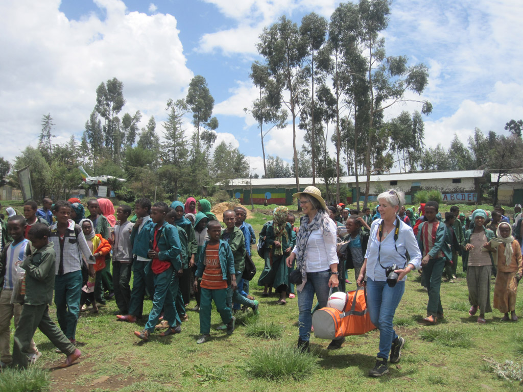 Bernadette Hüwels (mit Hut) und Bernadette Peters (mit Kamera) in Äthiopien (Bild: Menschen für Menschen)